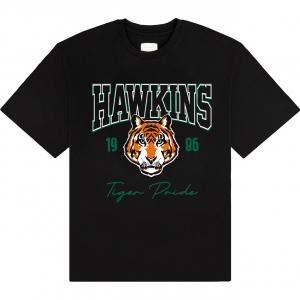 Stranger Things - High School Hawkins Uni Bl T-Shirt in der Gruppe MERCHANDISE / T-shirt / Kommande / Film-Musikal bei Bengans Skivbutik AB (5649178r)