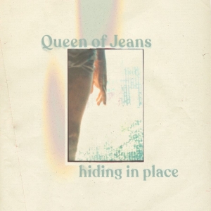 Queen Of Jeans - Hiding In Place in der Gruppe VINYL / Kommande / Pop-Rock bei Bengans Skivbutik AB (5649368)