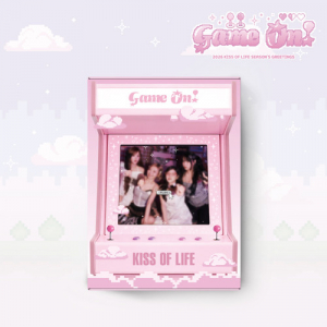 Kiss Of Life - 2026 Seasons Greetings (Game On) + Photocard in der Gruppe MERCHANDISE / Merch / Kommande / K-Pop bei Bengans Skivbutik AB (5649492)