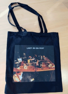 Nationalteatern - Livet Är En Fest (Totebag-Black) in der Gruppe MERCHANDISE / Merch / Nyheter / Pop-Rock bei Bengans Skivbutik AB (5650680)
