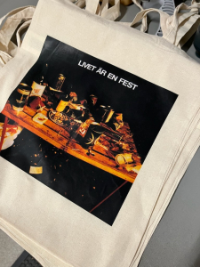 Nationalteatern - Livet Är En Fest (Totebag-Natur) in der Gruppe MERCHANDISE / Merch / Nyheter / Pop-Rock bei Bengans Skivbutik AB (5650721)