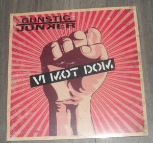 Gunstig Junker - Vi Mot Dom (Vinyl LP) in der Gruppe VINYL / Kommande / Pop-Rock bei Bengans Skivbutik AB (5654105)