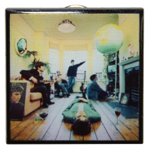 Oasis - Definitely Maybe Colour Album Pin Badge in der Gruppe MERCHANDISE / Merch / Pop-Rock bei Bengans Skivbutik AB (5668619)