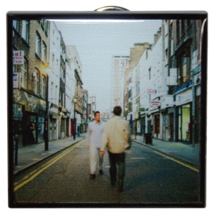 Oasis - What's The Story Colour Album Pin Badge in der Gruppe MERCHANDISE / Pin-Button Badge / Pop-Rock bei Bengans Skivbutik AB (5668620)