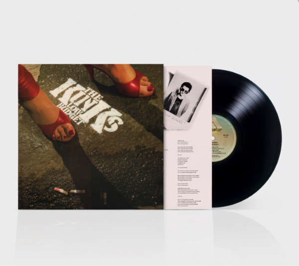 The Kinks - Low Budget (2026 Remaster) in der Gruppe VINYL / Kommande / Pop-Rock bei Bengans Skivbutik AB (5671470)