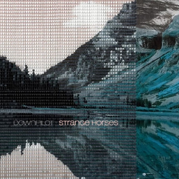 Downpilot - Strange Horses in der Gruppe VINYL / Kommande / Pop-Rock bei Bengans Skivbutik AB (5678482)