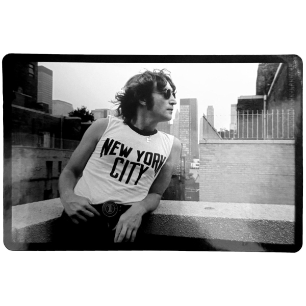 John Lennon - Leaning Sticker in der Gruppe MERCHANDISE / Merch / Kommande / Pop-Rock bei Bengans Skivbutik AB (5680961)