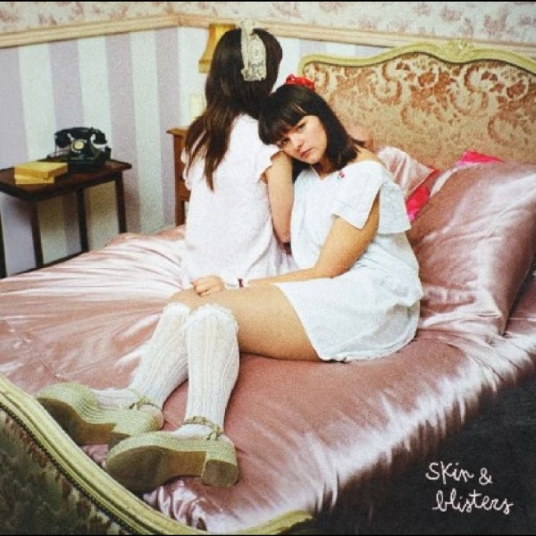 Disgusting Sisters - Skin & Blisters in der Gruppe VINYL / Kommande / Pop-Rock bei Bengans Skivbutik AB (5682333)