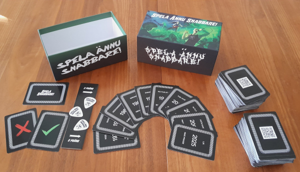 Spela Snabbare - Spela Ännu Snabbare! in der Gruppe MERCHANDISE / Merch / Kommande / Hårdrock bei Bengans Skivbutik AB (5689861)