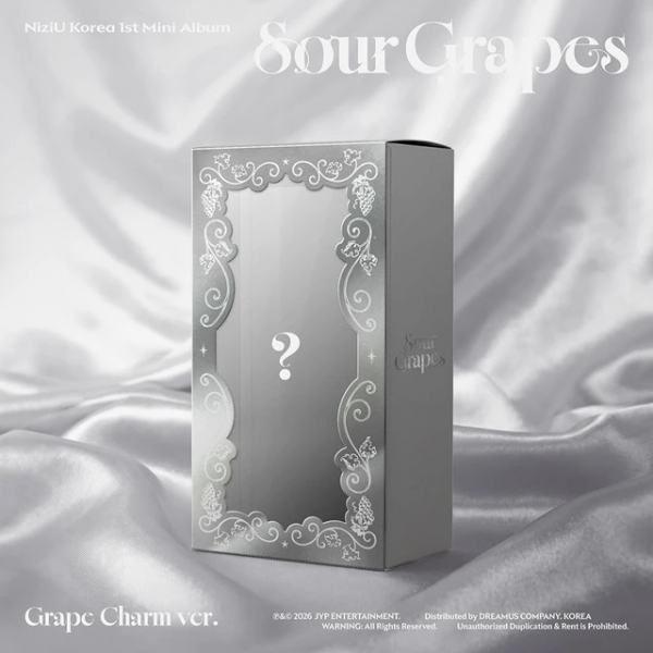 NiziU - Sour Grapes (Grape Charm Ver.) in der Gruppe MERCHANDISE / Merch+Code / Kommande / K-Pop bei Bengans Skivbutik AB (5690046)
