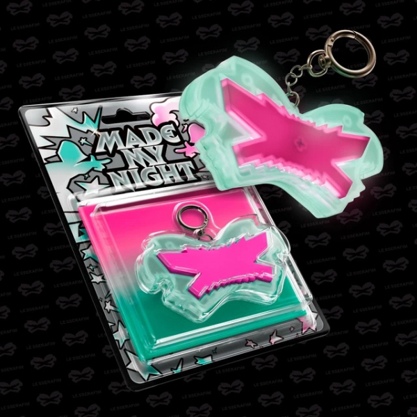 Le Sserafim - Made My Night (Glow Clicker Keychain) (Pink Ver.) in der Gruppe MERCHANDISE / Merch+Code / Kommande / K-Pop bei Bengans Skivbutik AB (5690655)
