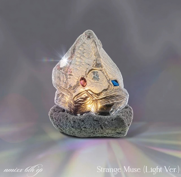 Nmixx - Strange Muse (Light Ver.) in der Gruppe MERCHANDISE / Merch+Code / Kommande / K-Pop bei Bengans Skivbutik AB (5691637)