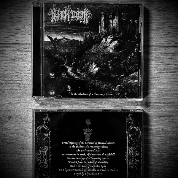 Black Door - In The Shadows Of A Funerary Gleam in der Gruppe CD / Kommande / Hårdrock bei Bengans Skivbutik AB (5692570)