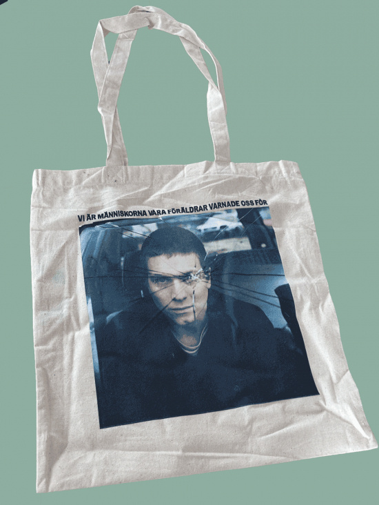 Hurula - Bundle Tygpåse +  Vi Är Människorna Som Våra Föräldrar Varnade Oss för (10-års jubileum utgåva)